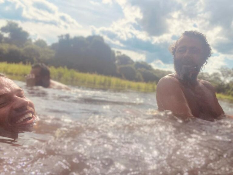 José Loreto se declara para Marcos Palmeira e publica foto dos dois em banho de rio no Pantanal