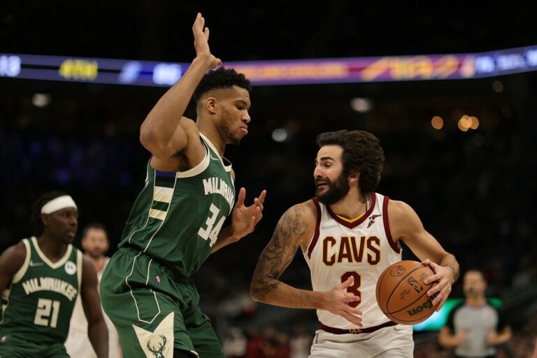Rodada da NBA tem Curry ridículo, 27 de Giannis e roubadas de Oubre