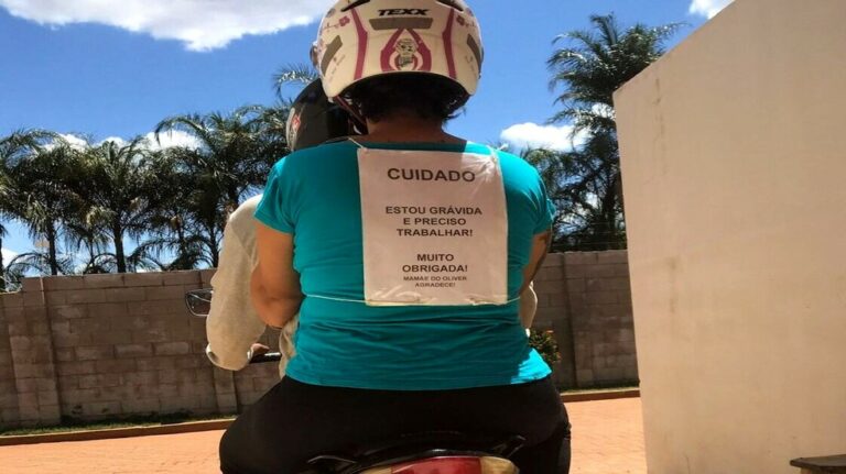 ‘Estou grávida e preciso trabalhar’: mulher anda de moto com placa nas costas para alertar motoristas