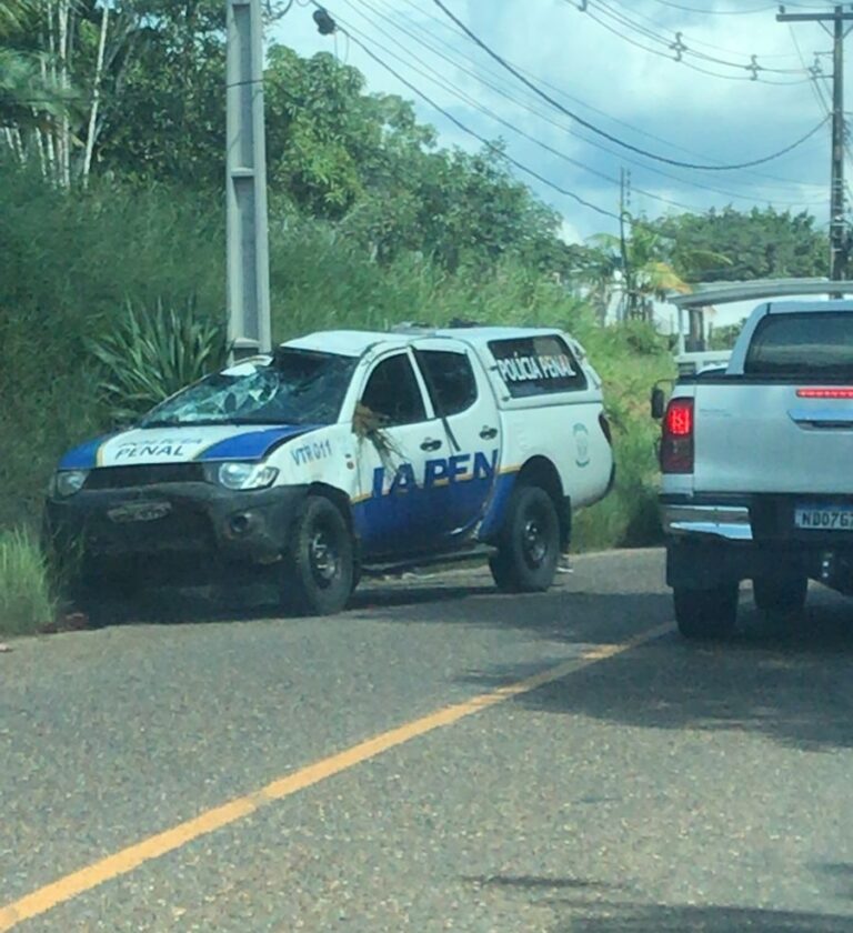 Veículo da Polícia Penal capota próximo à Penitenciária de Cruzeiro do Sul