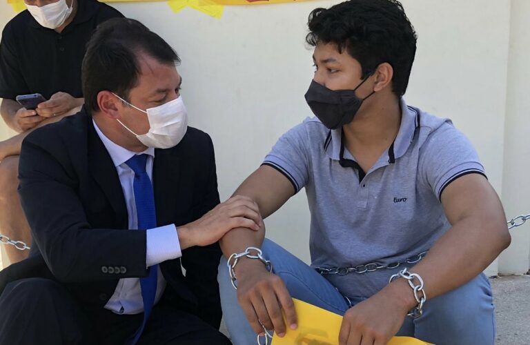 Roberto Duarte conversa com aprovado da PC acorrentado em frente ao Palácio e cobra Cameli por convocação