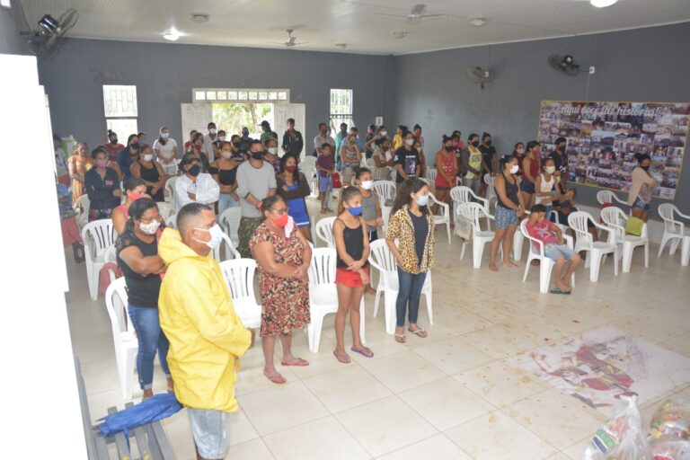 Mesa Brasil do Sesc: Torcedores cumprem promessas com doação de cestas básicas