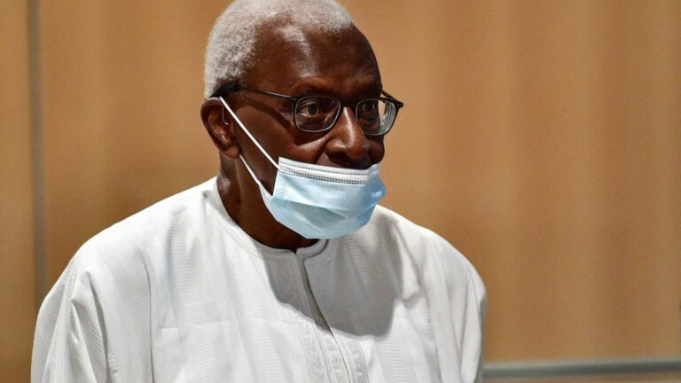 Lamine Diack, chefão do atletismo condenado por corrupção, morre aos 88 anos