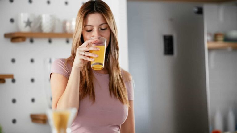 Sofre de hipertensão? Beba este suco poderoso de laranja e pepino