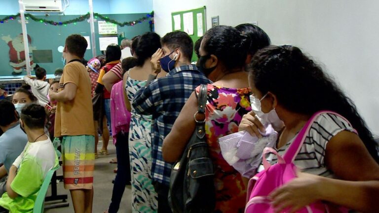 Postos de saúde em Manaus têm filas de pacientes com sintomas de gripe: ‘saiu monte de gente e continua chegando’