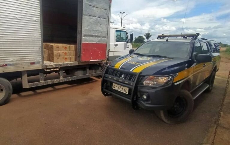 PRF apreende 2 toneladas de explosivos irregulares em caminhão baú