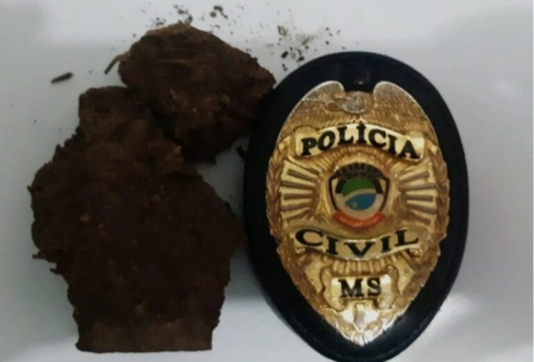 Mãe tenta levar droga para filho detido por agredi-la e vai presa por tráfico