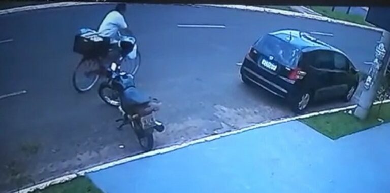 Idoso em bicicleta é atropelado por caminhão guincho, após ser atingido por porta de carro; VÍDEO