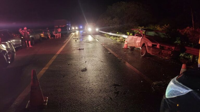 Motorista morre ao ser jogado para fora de carro após colidir contra carreta de milho na BR-364