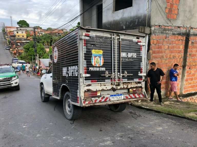 Atiradores em uma moto matam homem que esperava transporte para ir ao trabalho