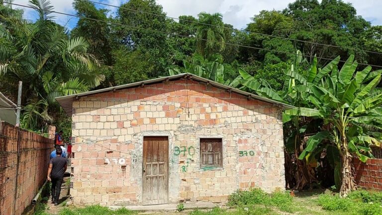 Casal é assassinado a tiros dentro de casa em Manaus