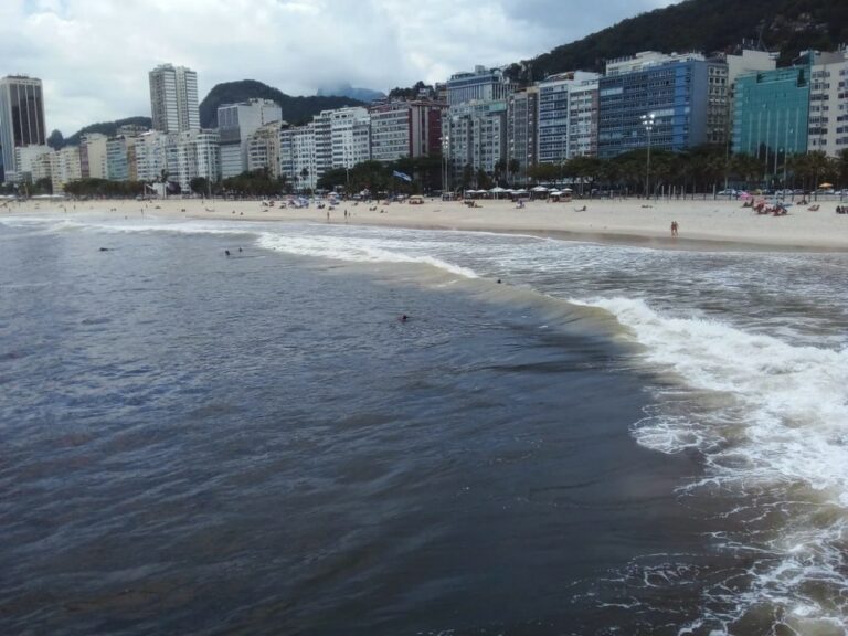 Por que o mar ficou escuro no Rio? Especialistas explicam fenômeno