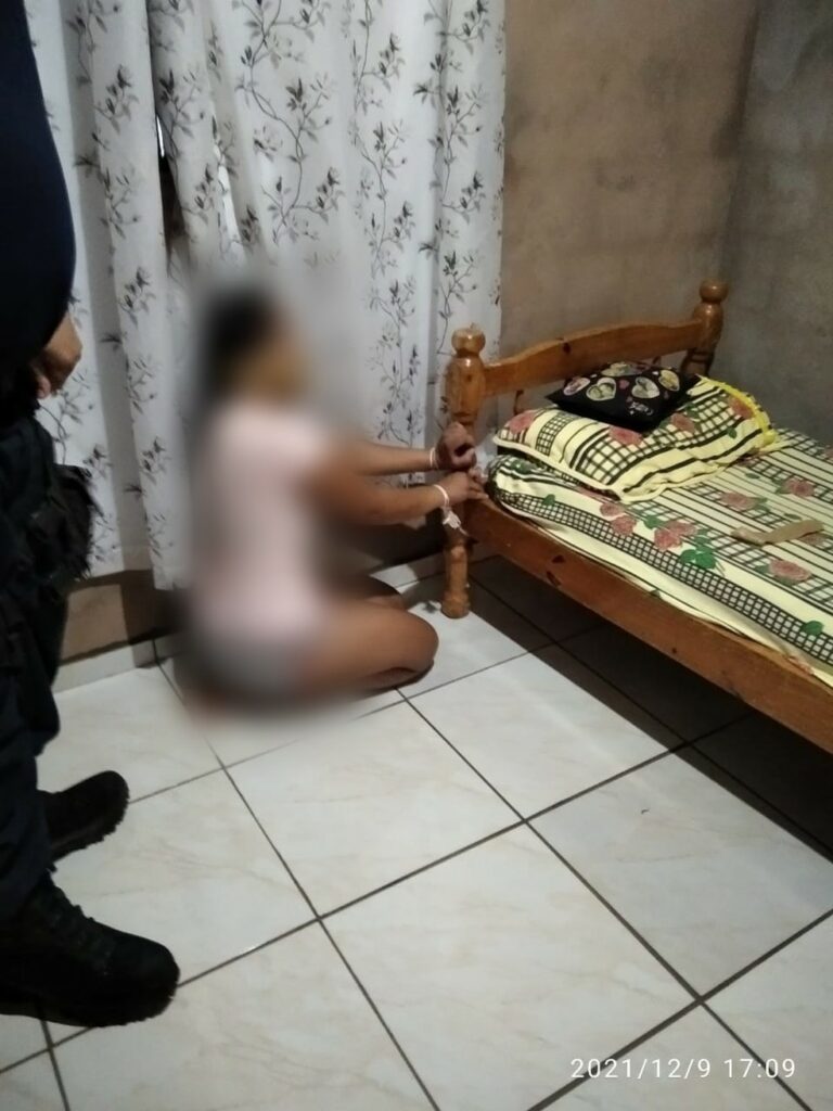 Caso de jovem amarrada de joelhos com ‘aviso’ para o marido segue sem prisões