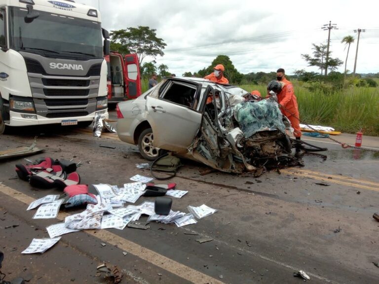 Pai e criança morrem após carro bater de frente com caminhão na BR-364