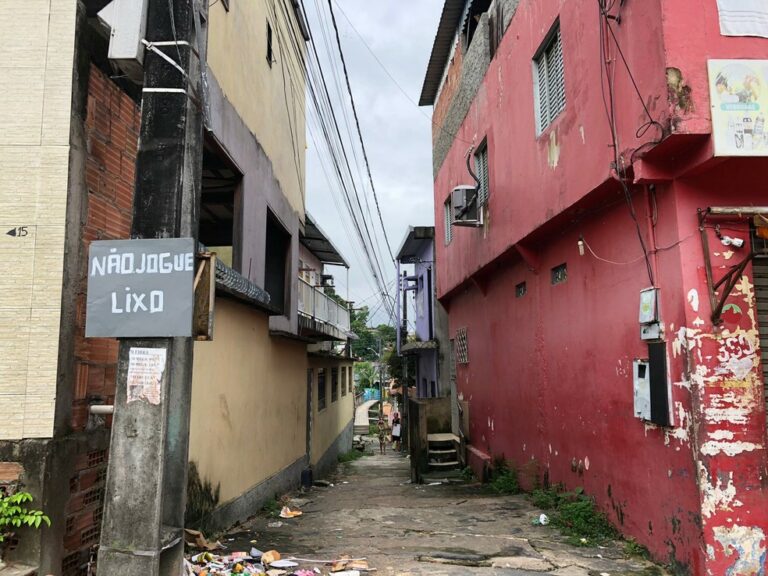 Casal é baleado após ter casa invadida por dez homens