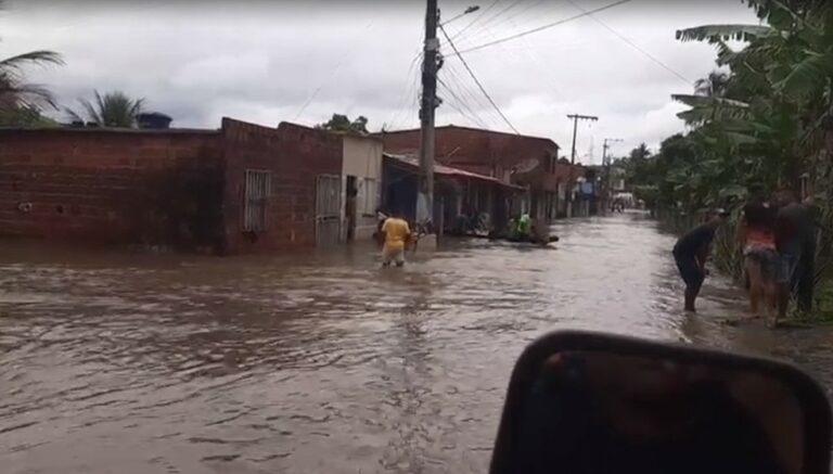 Mortes por chuvas na Bahia chegam a 18; barragem rompe em Jussiape