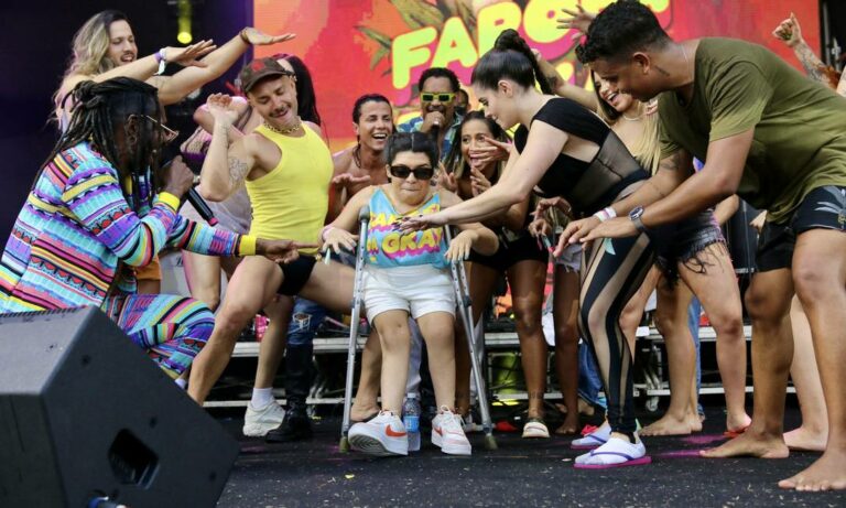 Saiba quem é Pequena Lo, a humorista e ativista PCD que roubou a cena na Farofa da GKay