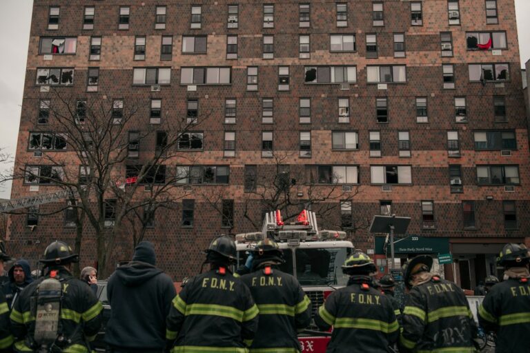 Incêndio em prédio residencial em Nova York deixa ao menos 19 mortos; 9 eram crianças