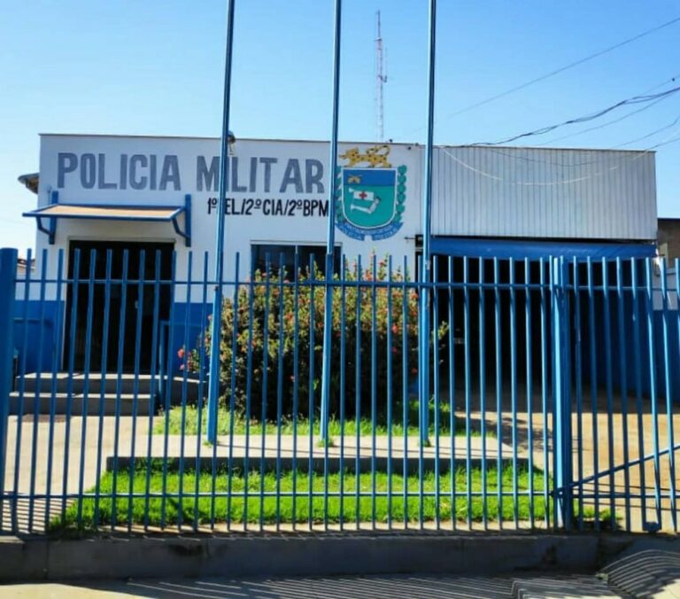 Homem pelado invade sorveteria com faca, furta carro e derruba portão de unidade policial