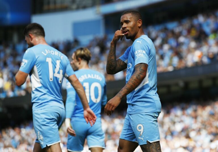 Gabriel Jesus completa cinco anos de Manchester City e ganha homenagem do clube; assista