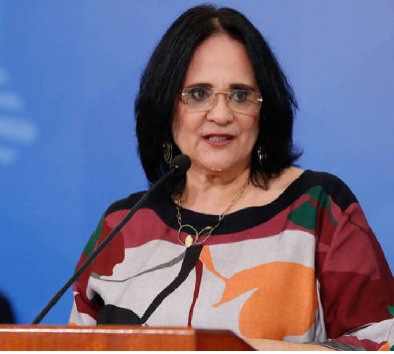 “Me fez chorar muito”, diz ministra Damares sobre vídeo de mulher dando à luz em calçada no AC