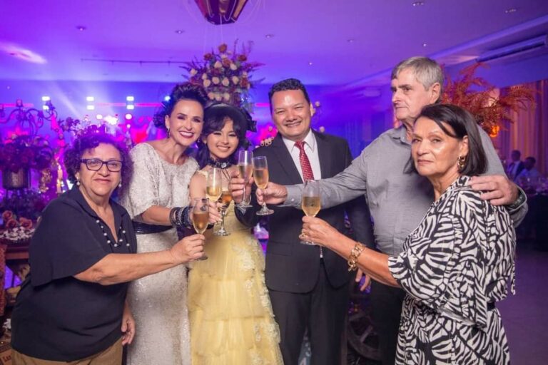 Os 15 anos de Sofia Satiko, confraternizações e cliques da virada de ano novo; confira a coluna da Léia