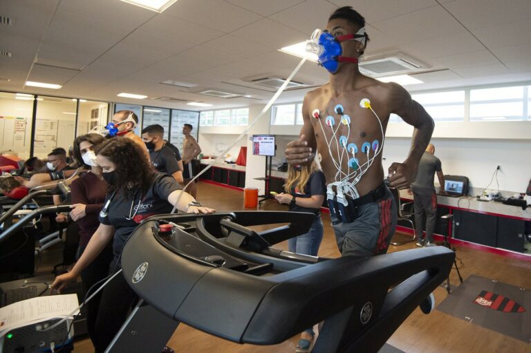 Após férias e sob novo comando, elenco do Flamengo se apresenta no Ninho do Urubu