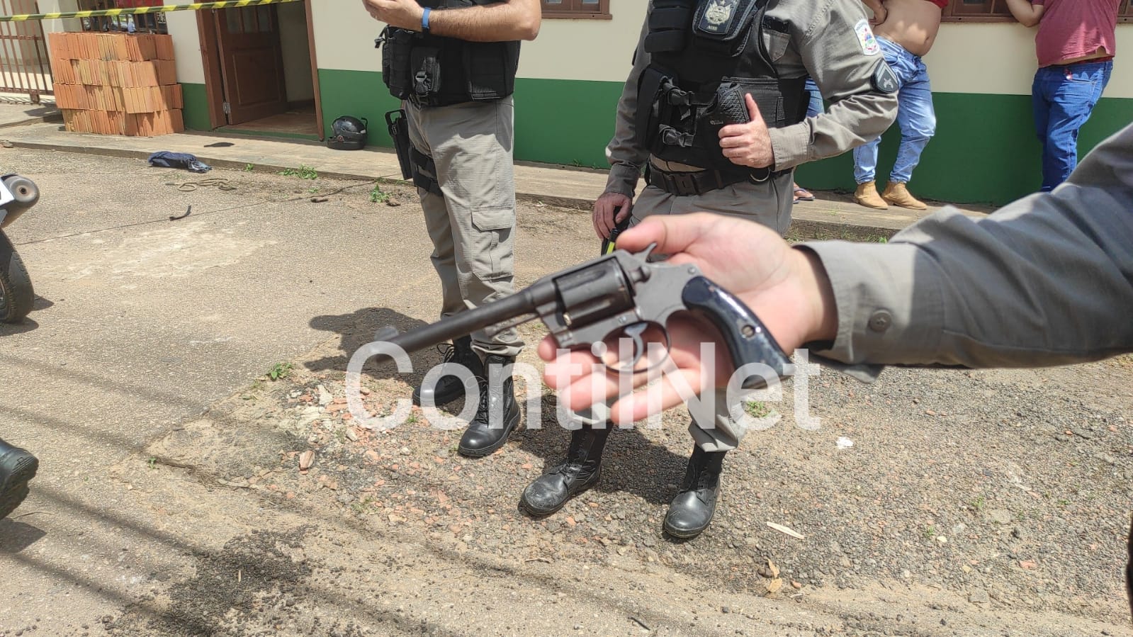 Caminhoneiro reage a assalto e bandido acaba ferido com tiro na perna em Rio Branco Caminhoneiro reage a assalto e bandido acaba ferido com tiro na perna em Rio Branco