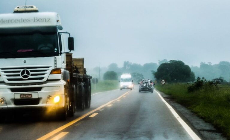 Com aumento das chuvas, Detran alerta: pista molhada exige cuidados redobrados