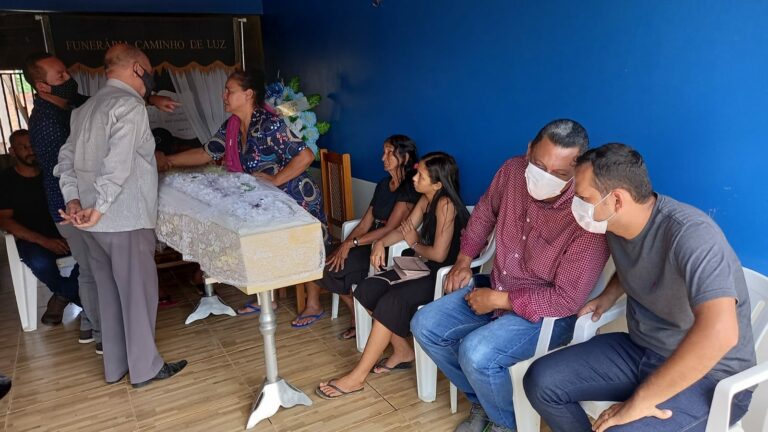 LUTO: Familiares e amigos se despedem do radialista Egildo Oliveira