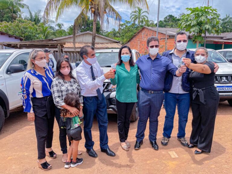 Porto Acre recebe duas caminhonetes com emendas da senadora Mailza