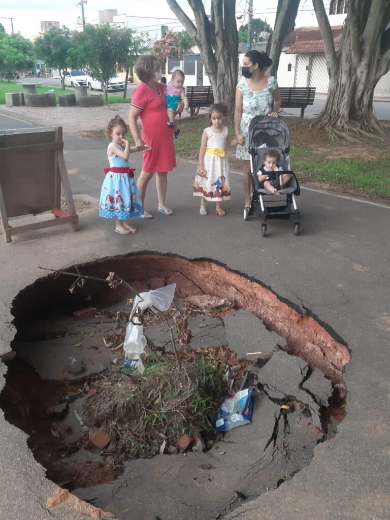Naluh Gouveia critica Bocalom por causa de cratera aberta no Conjunto Tucumã