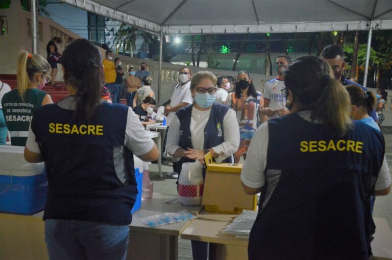 Quase 600 pessoas foram vacinadas no primeiro dia de mutirão no Palácio