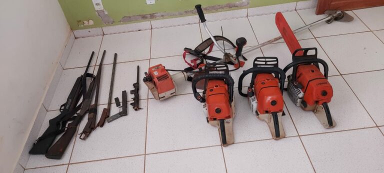 Na zona rural de Sena, homem e mulher são presos com drogas, dinheiro, armas e outros materiais