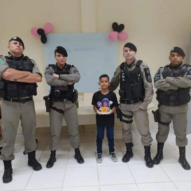 Criança leva bolo e comemora aniversário de 8 anos com PMs da Força Tática em Rio Branco