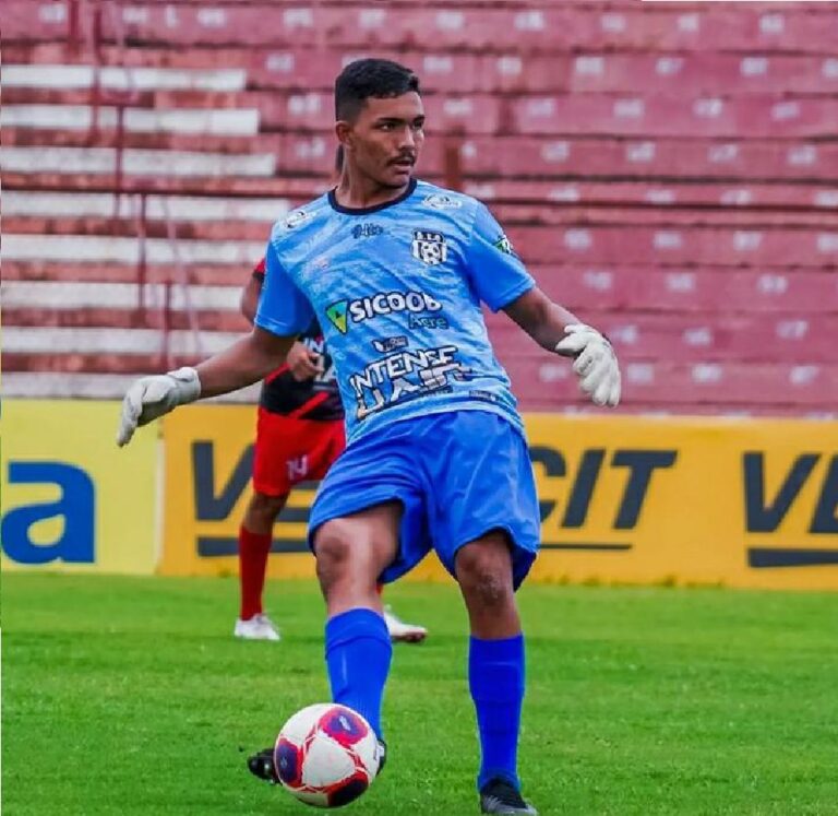 Goleiro do Andirá-AC recebe onda de apoio na internet após ser substituído na Copinha e sair chorando de campo