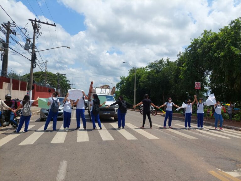Alunos do Instituto São José protestam contra fim do Ensino Médio e sofrem tentativa de agressão