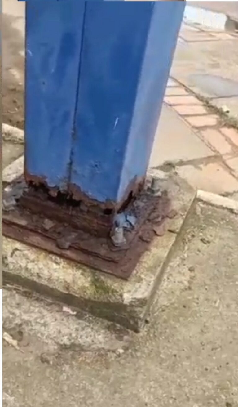 Vídeo: Placa de ferro de lotérica no conjunto Rui Lino ameaça cair e preocupa moradores da região