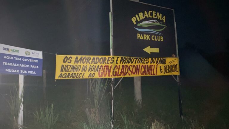 Moradores fazem cartaz agradecendo Gladson e Deracre por recuperação de ramais