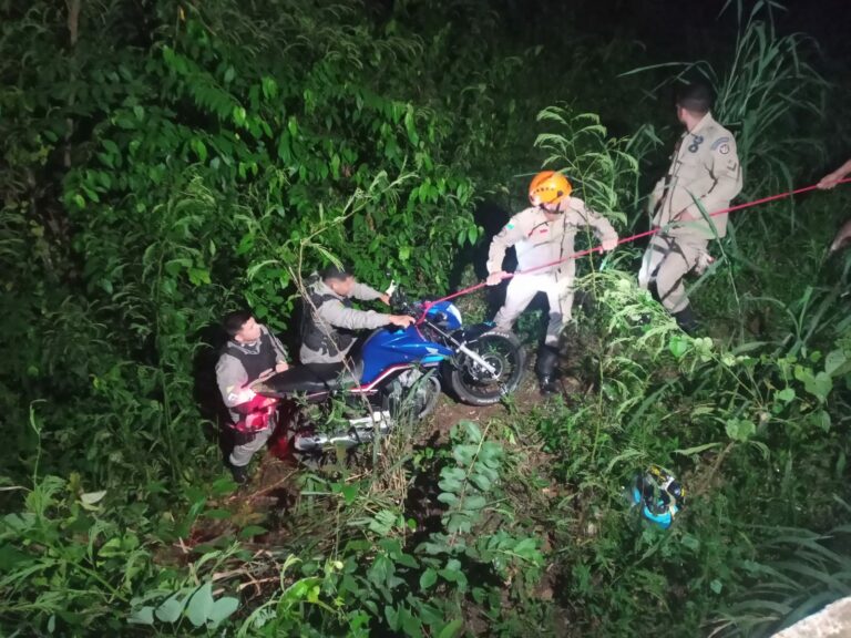 Homem perde controle de motocicleta e cai em ribanceira no Igarapé São Francisco; VÍDEO