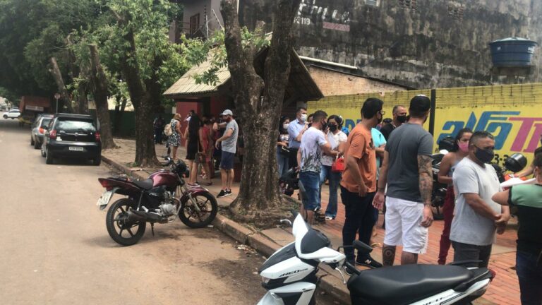 VÍDEO: População forma filas quilométricas em busca de testes de covid-19 em unidades de Rio Branco
