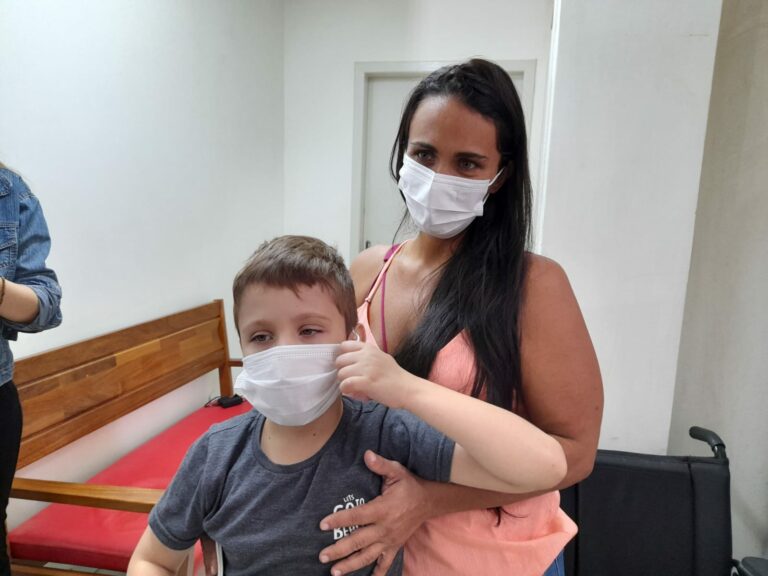 “A vacina veio para ajudar”, diz mãe da primeira criança imunizada contra Covid-19 no AC
