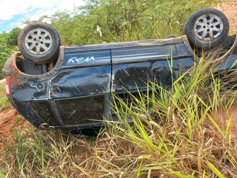 Carro capota na estrada de Manoel Urbano e deixa motorista ferido