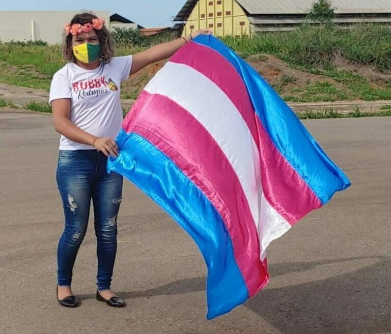 “Chega de sermos empurradas para abaixo do lixo da sociedade”, diz primeira mulher trans atendida pela lei Maria da Penha