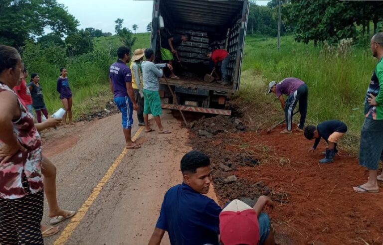 Moradores do Ramal do Romão tapam buracos em rodovia por conta própria: “Estamos abandonados”