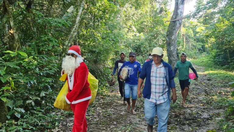 Gonzaga visita comunidades isoladas durante recesso e leva “Papai Noel” para presentear crianças ribeirinhas