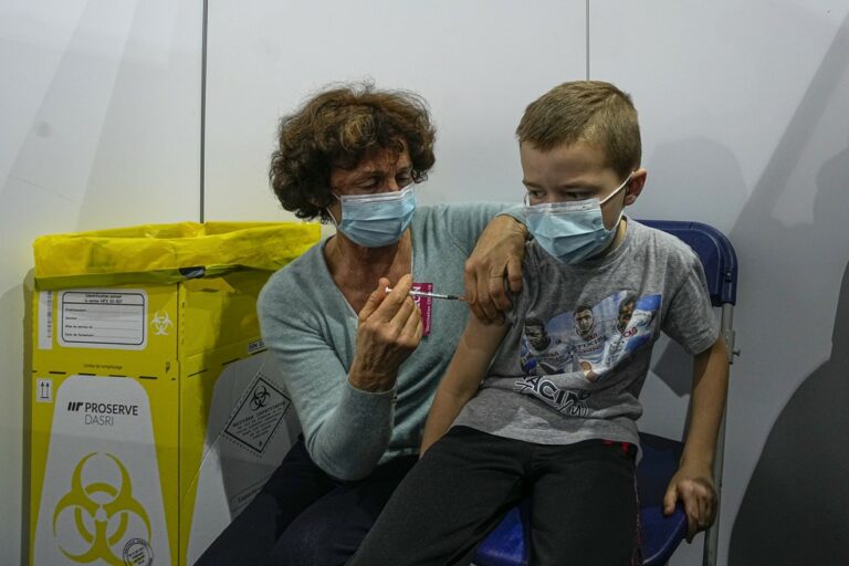 Covid-19: França relaxa regras de isolamento para contaminados e casos de contato