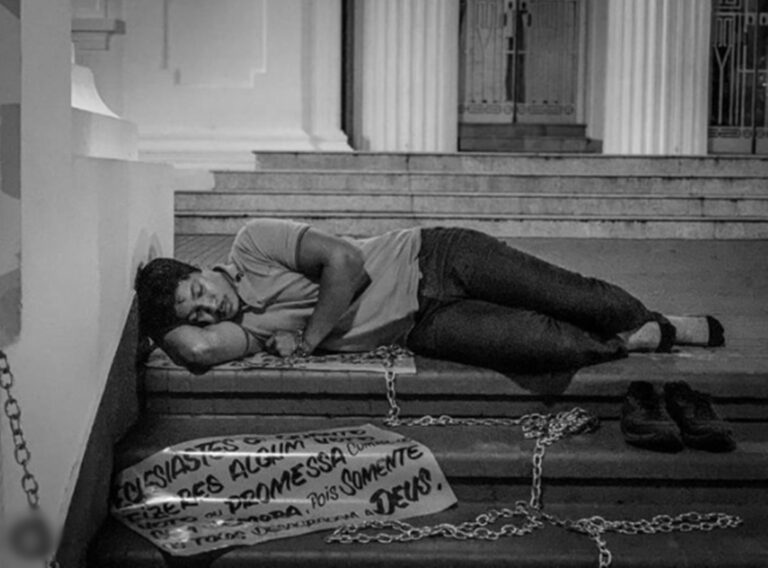 Após 35 dias acorrentado, Jorge encerra protesto por convocação na Polícia Civil: “Fiz tudo que era possível”