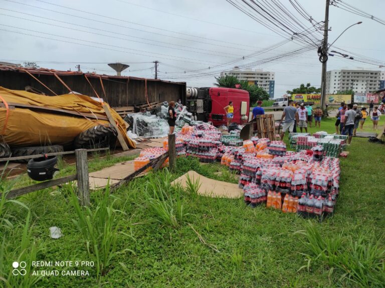 Carreta tomba e distribuidora tem prejuízo de R$ 30 mil em refrigerantes e cervejas em Rio Branco