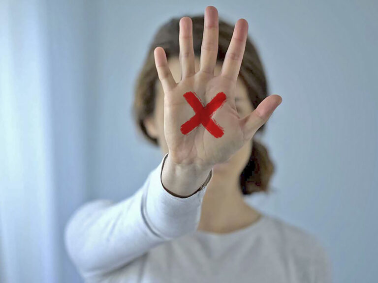 Jovem é salva de rotina de estupros após mandar foto de X na mão à irmã